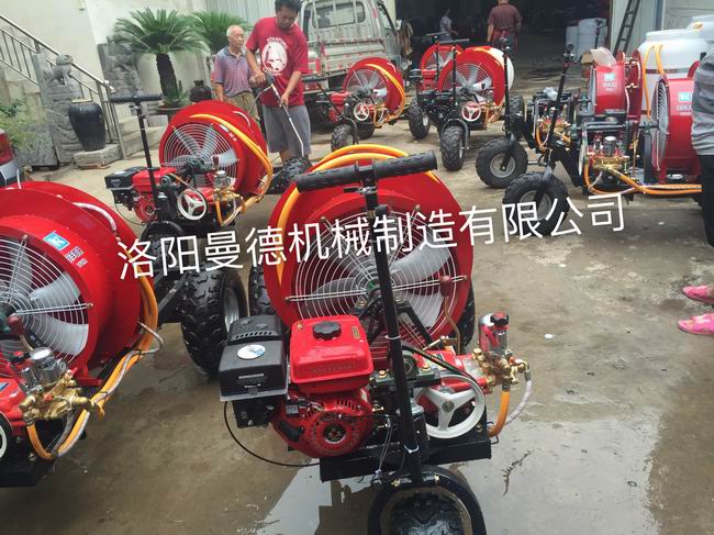 自(zi)走(zou)式(shi)風(feng)送(song)打藥(yao)機(ji)